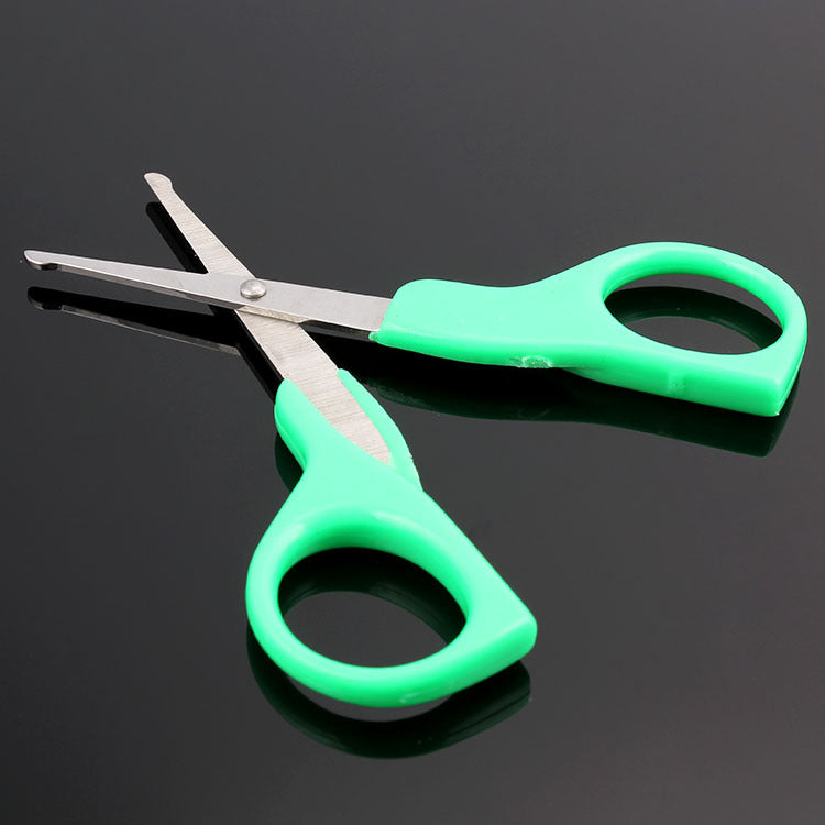Supply plastic handle baby scissors mitigation meat nail cut newborn nail baby safety round head scissors.