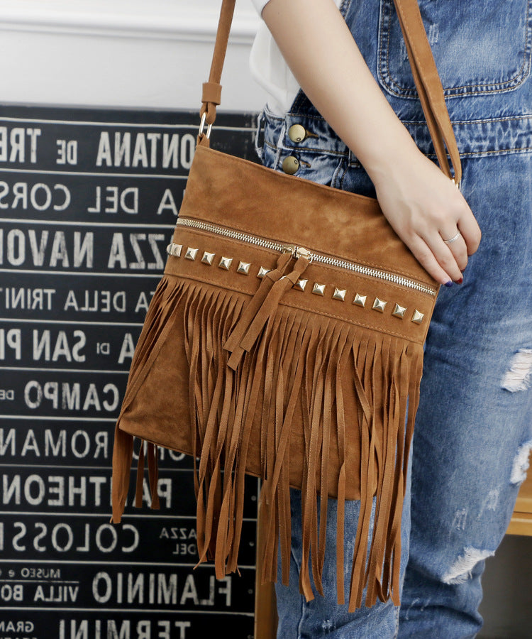 Spot autumn and winter new messenger women's bags trendy European and American fashion Xi Shi velvet willow nails tassel bag all-match shoulder bag.
